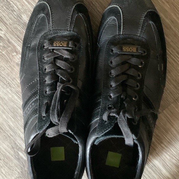 Men’s Hugo boss 10 1/2 shoes very slick very cool! - Picture 2 of 7
